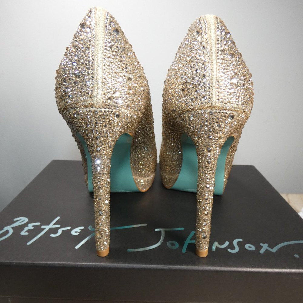 NiB SPARKLING Betsey Johnson Dane Peep Toe Pump, Light Gold, 8.5 - Picture 10 of 16